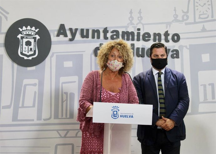 La presidenta del grupo popular en el Ayuntamiento de Huelva, Pilar Marín, en rueda de prensa.