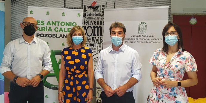 La delegada de Educación y Deporte de la Junta de Andalucía en Córdoba, Inmaculada Troncoso (segunda por la izda.), en su visita a Pozoblanco.