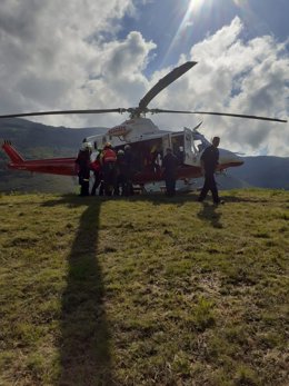 Rescate en helicóptero de la mujer herida al caerse en el pinar de San Sebastián de Garabandal