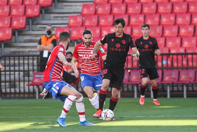 Archivo - Mikel Oyarzabal conduce la pelota perseguido por Antonio Puertas en el Granada-Real Sociedad de LaLiga Santander 2021-2022