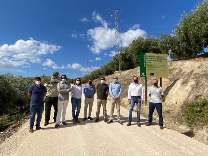 Aloisio (2 dcha.) en la visita a la vía pecuaria en Carcabuey.