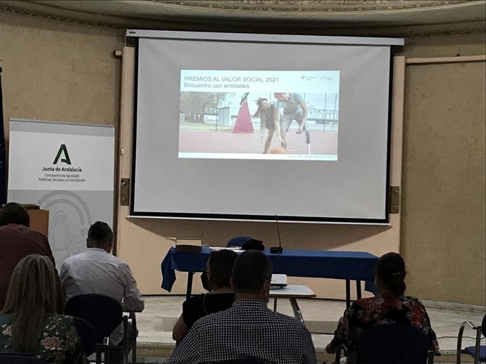 Encuentro con entidades sociales que ha tenido lugar en el Centro de Participación Ciudadana Mora Claros de Huelva.