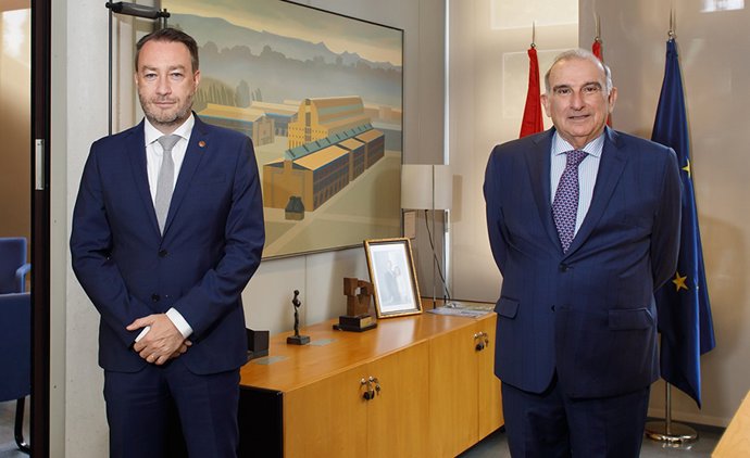 El profesor Humberto de la Calle (derecha) junto al rector de la UPNA, Ramón Gonzalo