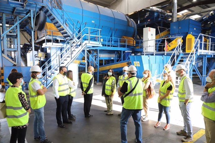 Visita a la planta de clasificación y selección de envases del Complejo Ambiental de Tenerife