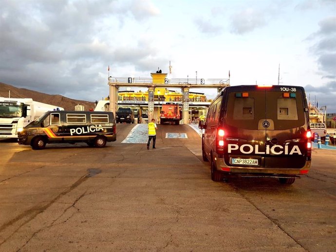 Agentes y furgones de la Policía Nacional embarcando para trasladarse a La Palma