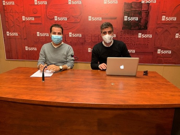 El concejal del Ayuntamiento de Soria, Eder García, y el responsable del Festival Kino, Diego Mayor, en la presentación de la nueva edición del certamen.