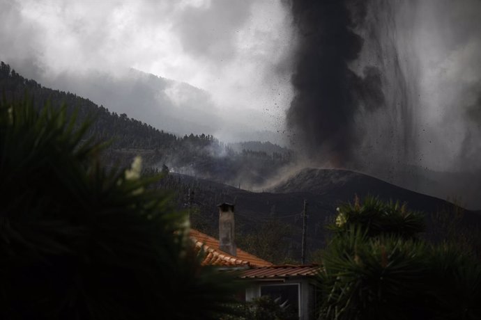 La nube de ceniza y dióxido de azufre que expulsa el volcán de La Palma, desde el núcleo urbano de Tacande, en el municipio de El Paso, La Palma, a 22 de septiembre de 2021, en La Palma, Santa Cruz de Tenerife, Islas Canarias, (España). 