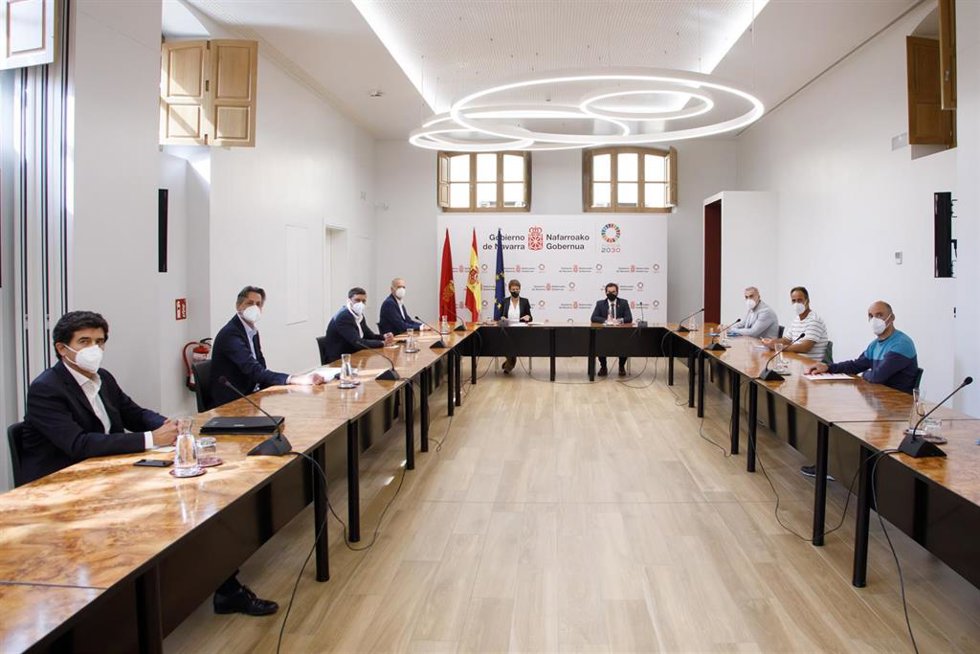 Reunión celebrada en el Palacio de Navarra, con la presidenta Chivite, el consejero Irujo, el presidente de VW Navarra, Markus Haupt, y representantes del comité de empresa