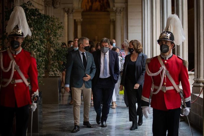 El primer teniente de alcalde de Barcelona, Jaume Collboni; el ministro de Inclusión, Seguridad Social y Migraciones, José Luiz Escrivá; y la alcaldesa de Barcelona, Ada Colau.