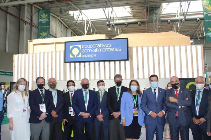 Visita del presidente de la Junta de Andalucía, Juanma Moreno, al stand de Cooperativas Agro-alimentarias en Andalucía
