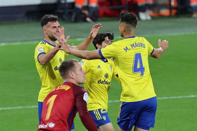 Archivo - 05 December 2020, Spain, Cadiz: Cadiz players celebrate scoring their side's first goal during the Spanish Primera Division soccer match between between Cadiz CF and FC Barcelona at Estadio Ramon de Carranza