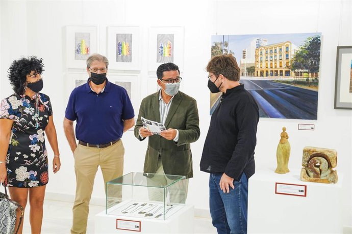 El diputado provincial de Cultura y Cine, Manuel Guzmán, presenta la exposición de artesanía en la Galería Alfareros.