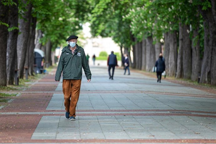 Archivo - Una persona pasea por Vitoria/Álava/País Vasco