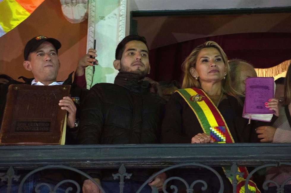 Archivo - Jeanine Añez durante su proclamación como presidente interina en 2019