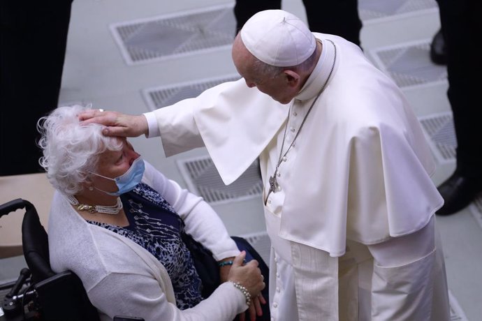 22 September 2021, Vatican, Vatican City: Pope Francis (R) blesses a woman during his weekly general audience at the Paul VI Hall. Photo: Evandro Inetti/ZUMA Press Wire/dpa