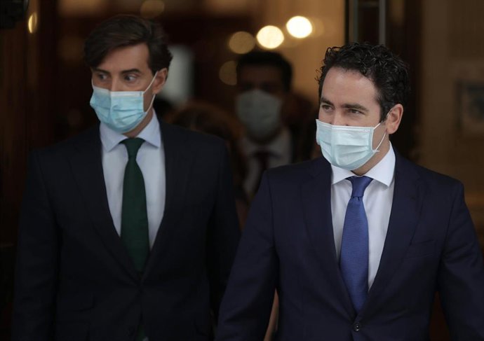 El vicesecretario de Comunicación del PP, Pablo Montesinos, acompaña al secretario general del PP, Teodoro García Egea, a una rueda de prensa posterior a un pleno de control al Gobierno en el Congreso de los Diputados, a 22 de septiembre de 2021.