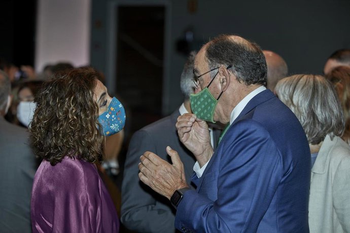 La ministra de Hacienda y Función Pública, María Jesús Montero, conversa con el presidente y consejero delegado de Iberdrola, José Ignacio Sánchez Galán