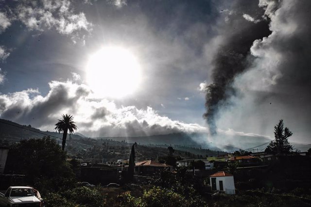 Vista general del volcán desde el núcleo urbano de Todoque, a 21 de septiembre de 2021, en Los Llanos de Ariadne, en La Palma