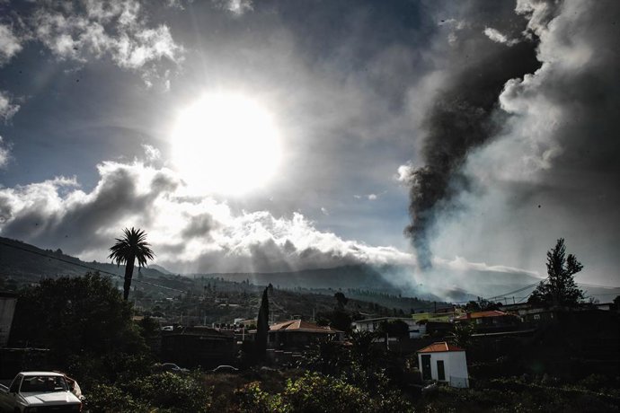 Vista general del volcán desde el núcleo urbano de Todoque, a 21 de septiembre de 2021, en Los Llanos de Ariadne, en La Palma, a 21 de septiembre de 2021, en La Palma, Santa Cruz de Tenerife, Islas Canarias, (España). La aproximación de la lava al núcle