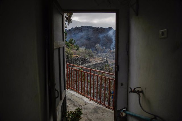 Interior de una vivienda en la isla de La Palma, desde la que se aprecia el humo y la ceniza provocado por el volcán de Cumbre Vieja