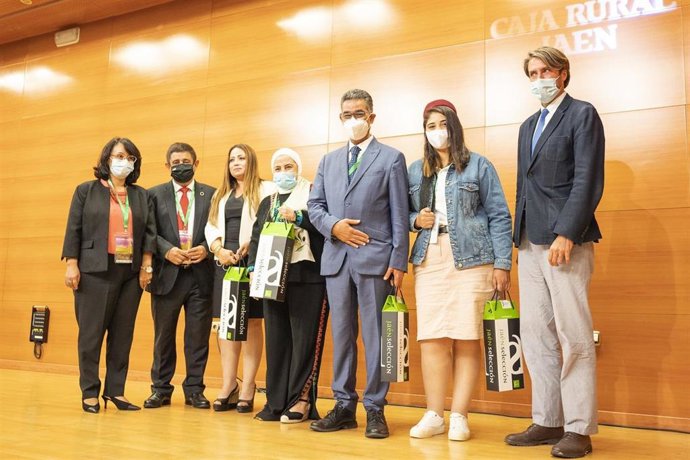 El presidente de la Diputación de Jaén, Francisco Reyes, junto a representantes de la Red de Mujeres Árabes de Aceite de Oliva