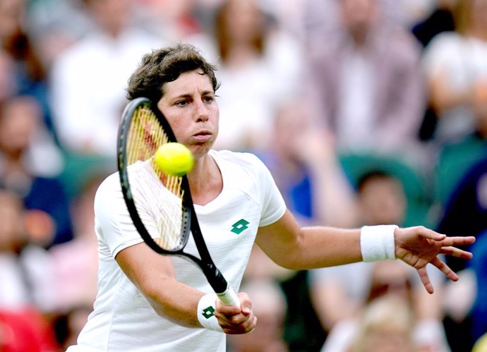 Archivo - 29 June 2021, United Kingdom, London: Spanish tennis player Carla Suarez Navarro in action against Australia's Ashleigh Barty during their women's singles first round match on day two of the 2021 Wimbledon Tennis Championships at The All Engla