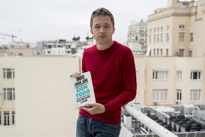 El líder de Más País, Íñigo Errejón, durante la presentación de su libro Con todo. De los años veloces al futuro, en el Círculo de Bellas Artes, a 22 de septiembre de 2021, en Madrid (España). El líder de Más País presenta este miércoles su primer lib
