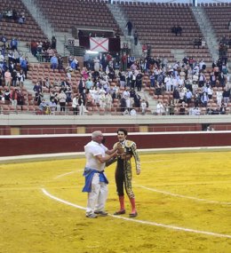El torero José Garrido pasea la única oreja de la última de feria de San Mateo de Logroño