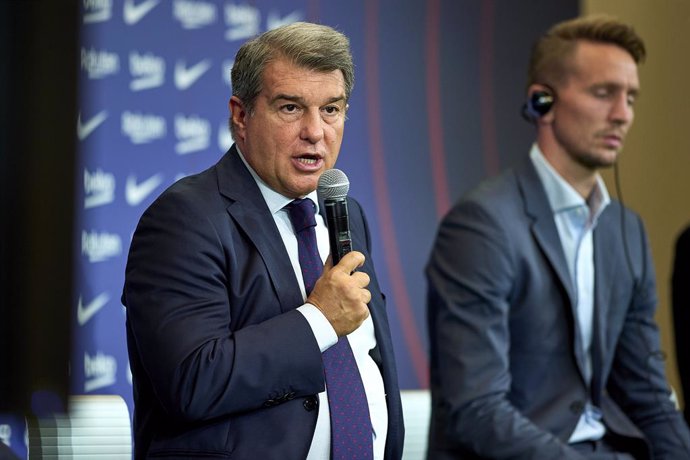 09 September 2021, Spain, Barcelona: Barcelona President Joan Laporta (L) speaks during a press conference with Dutch striker Luuk De Jong at the Camp Nou after the latter joined Barcelona on loan from Sevilla. Photo: Gerard Franco/DAX via ZUMA Press Wi