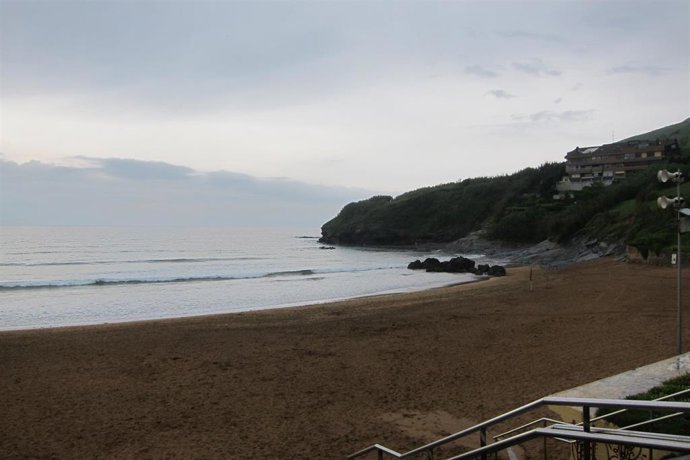 Archivo - Día muy nublado en la costa vizcaína