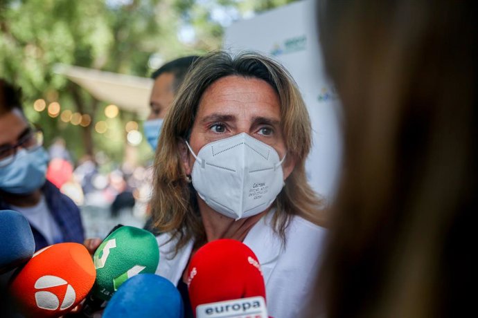 La vicepresidenta tercera del Gobierno y ministra para la Transición Ecológica y el Reto Demográfico, Teresa Ribera, ofrece declaraciones a los medios, a su llegada a la 31 edición de la entrega de los Premios de la Energía en el Jardín de Casa Mónico,