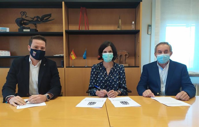 El alcalde de Tudela, Alejandro Toquero (i), la directora general de Transportes y Movilidad Sostenible, Berta Miranda, y el alcalde de Fontellas, Andrés Agorreta, firman convenios para desarrollo de carril bici que unirá ambas localidades.