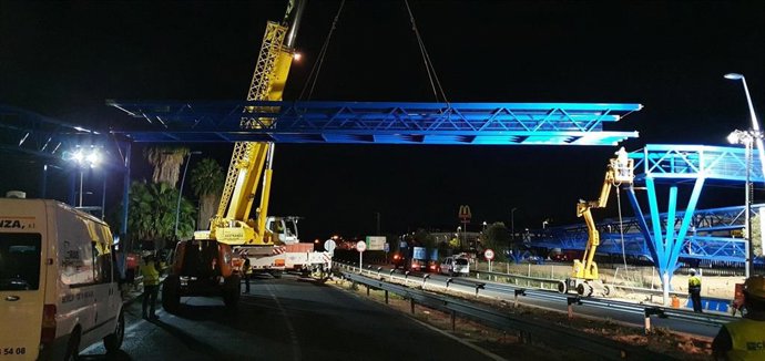 Instalación del tablero central durante la madrugada