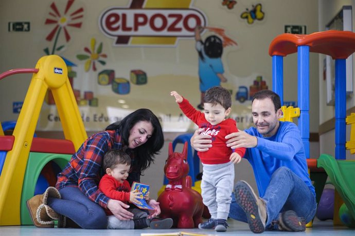 Empleados de El Pozo Alimentación, con sus hijos, en la guardería que la empresa de alimentación pone a disposición de la plantilla.