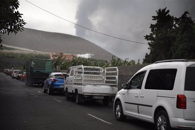 Vecinos huyen del volcán en el municipio de El Paso, La Palma, a 22 de septiembre de 2021, en La Palma, Santa Cruz de Tenerife, Islas Canarias, (España). Las primeras simulaciones realizadas sobre la trayectoria de la nube de ceniza y dióxido de azufre qu