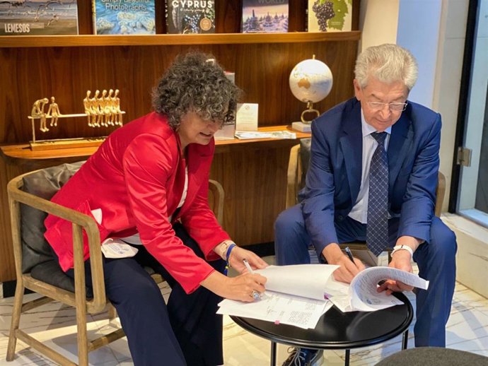 Beatriz Miguel, con el rector de la Riga Technical University, Leonids Ribickis