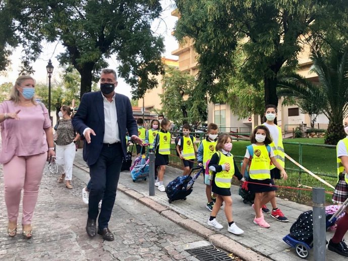 Torrejimeno acompaña a los escolares del Colegio Jesús Nazareno 'Camino al Cole'.