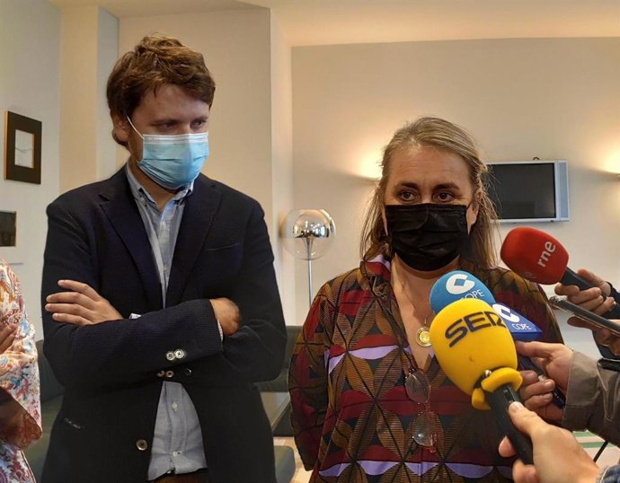 La jefa provincial de tráfico en Asturias, Raquel Casado, y el director general de Ordenación, Evaluación y Equidad Educativa del Gobierno del Principado, David Artime.