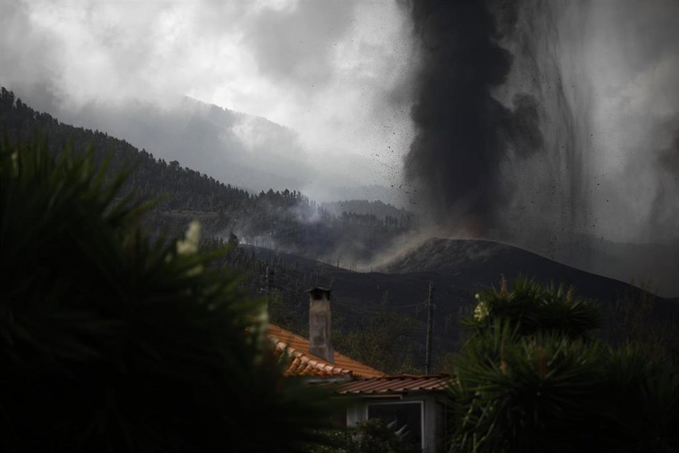 La nube de ceniza y dióxido de azufre que expulsa el volcán de La Palma