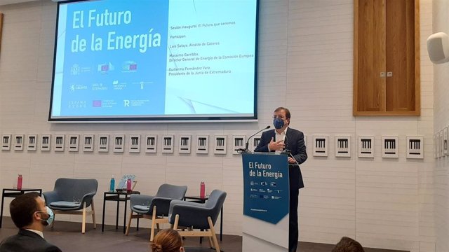 El presidente de la Junta de Extrtemadura, Guillermo Fernández Vara, en la inauguración de la jornada 'Diálogo sobre el futuro de la energía'
