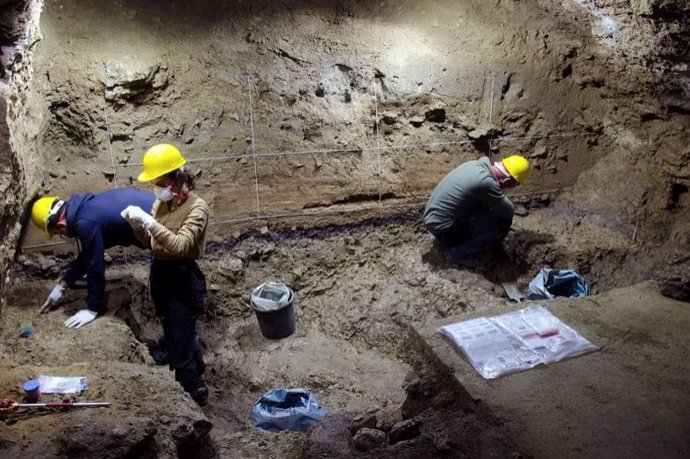 Las excavaciones actuales en la cueva de Bacho Kiro de la temporada 2021 están desenterrando nuevos artefactos del Paleolítico Medio