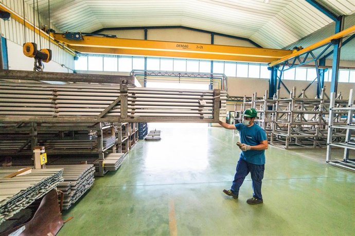 Archivo - Un trabajador durante su jornada laboral en la empresa Extrusión Toledo, innovadora en la fabricación de perfiles metálicos, que ha creado y patentado un modelo de separadores en restaurantes durante la pandemia de Covid-19, en Toledo, Castill