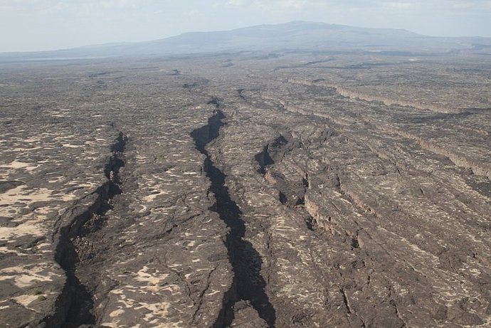 Vista a lo largo de la fisura Manda-Hararo activa, hacia el volcán Dabbahu, Afar, Etiopía