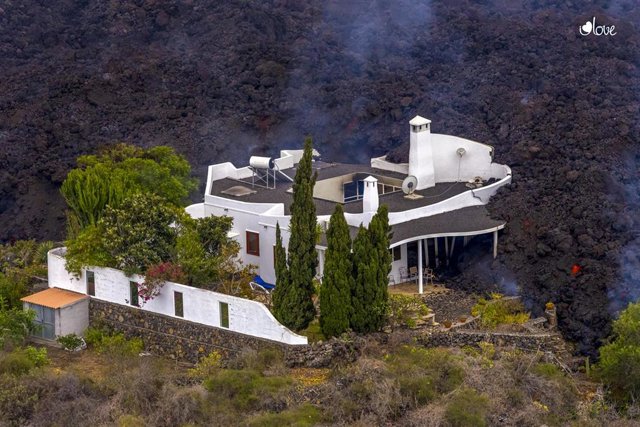 Una casa momentos antes de ser destrozada por la lava del volcán de La Palma, a 21 de septiembre de 2021, en La Palma, Santa Cruz de Tenerife, Canarias (España). El río de lava del volcán de ‘Cumbre Vieja’ continúa avanzando hacia el mar, aunque en las úl