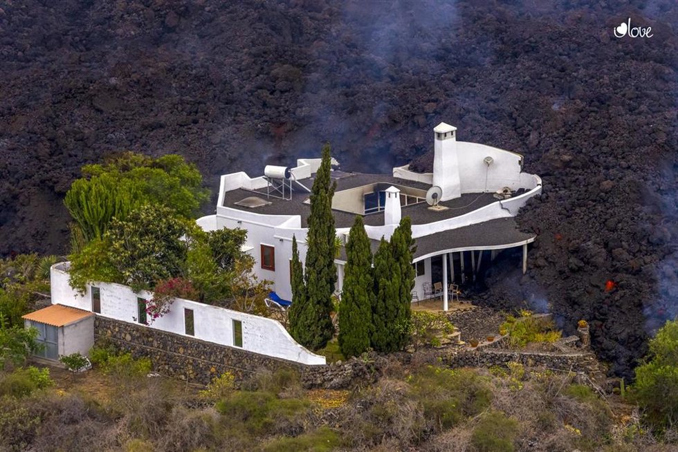 Una casa momentos antes de ser destrozada por la lava del volcán de La Palma, a 21 de septiembre de 2021, en La Palma, Santa Cruz de Tenerife, Canarias (España). El río de lava del volcán de Cumbre Vieja continúa avanzando hacia el mar, aunque en las 
