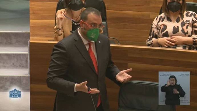 Adrián Barbón en el Pleno de la Junta General.