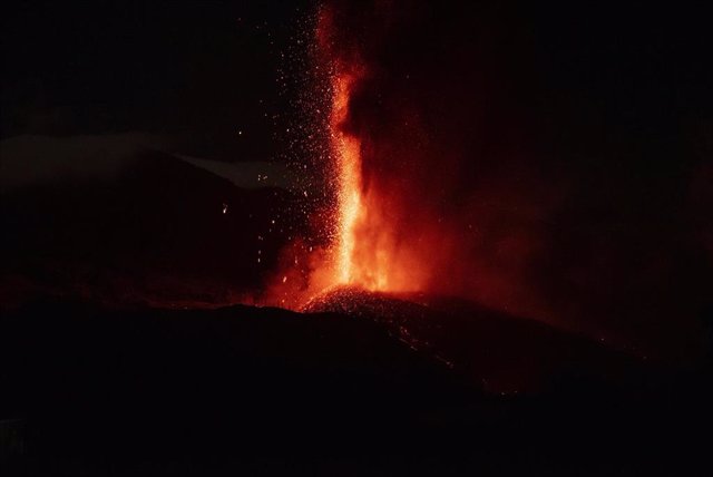 Una boca eruptiva expulsa lava y piroclastos en la zona de Cabeza de Vaca, 