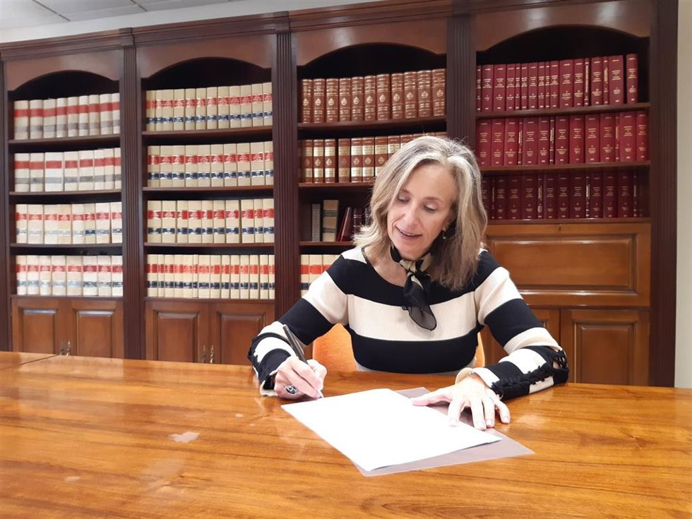 La directora general de Política de Empresa, Proyección Internacional y Trabajo, Izaskun Goñi, en el momento de la firma del convenio