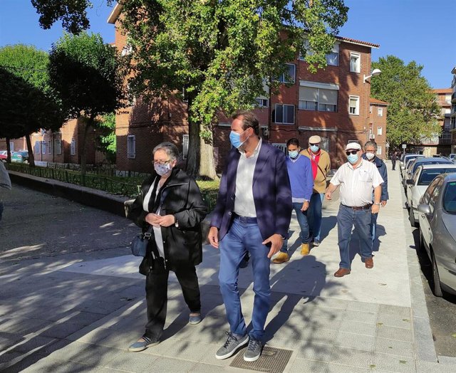 El alcalde de Valladolid, Óscar Puente, durante su visita a Pajarillos.