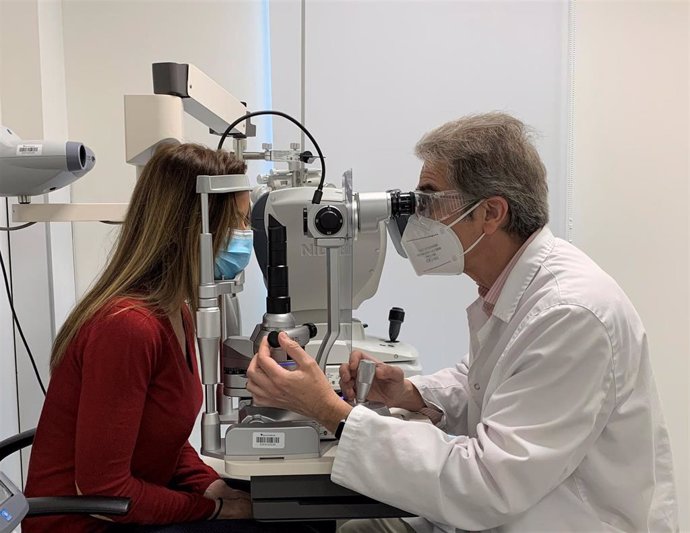 Archivo - El doctor Manuel Bergillos en consulta con una paciente.